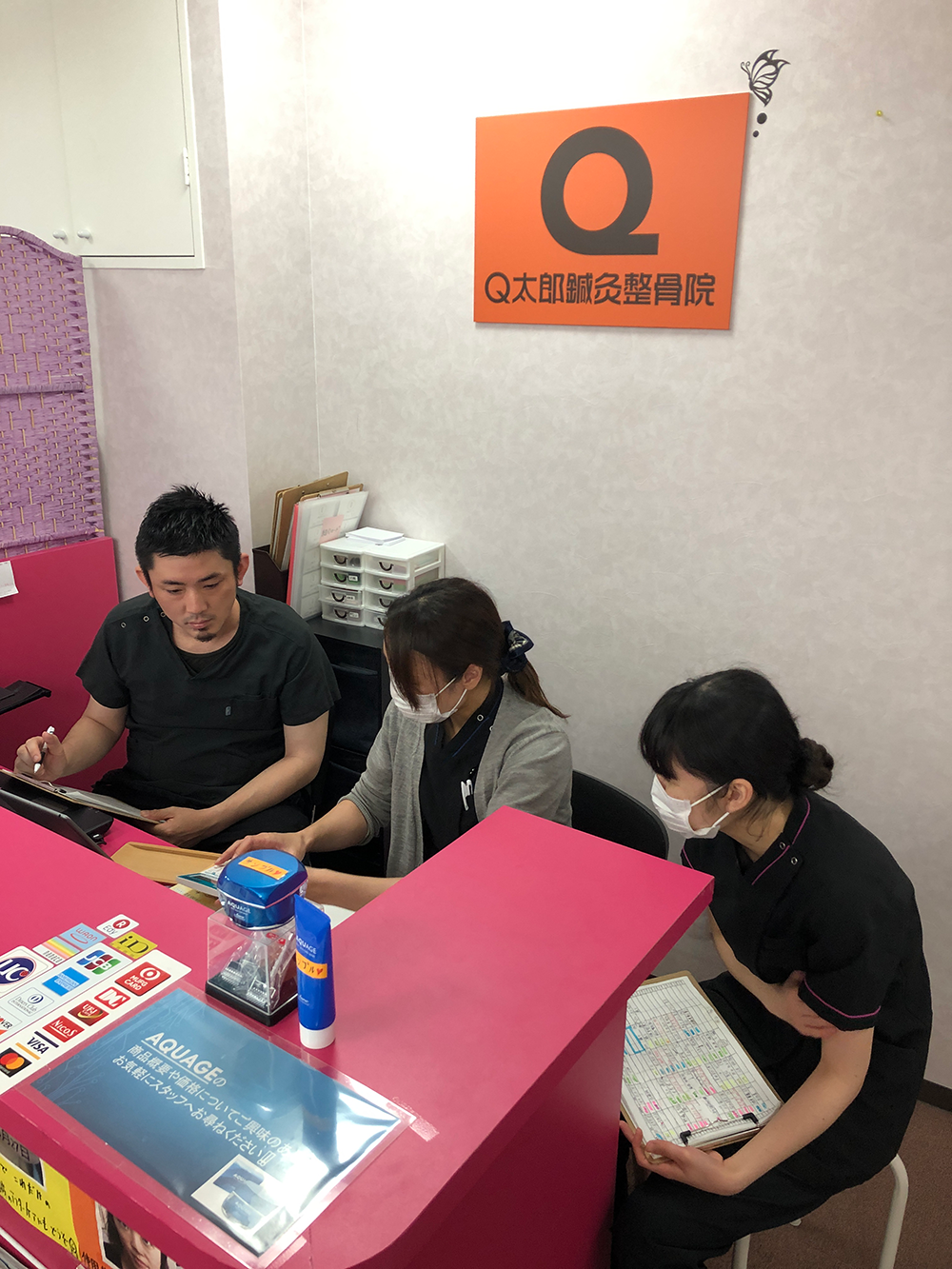 4人の鍼灸師と一緒に店舗を運営しています